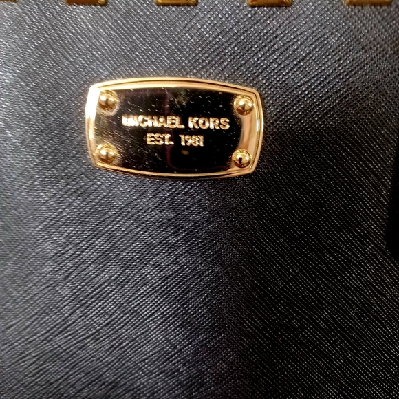 Michael Kors NWOT gold hardware excellent condition black and gold - Picture 3 of 5